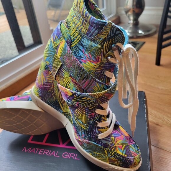 Material Girl Wedge Sneaker NWOT Size 7 Tropical Print Wedge Sneaker - Picture 9 of 12